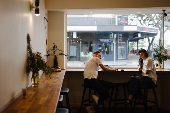 A fachada da loja, listada como patrimônio histórico, é um santuário agradável e cheio de luz do exterior da Sandgate Road.