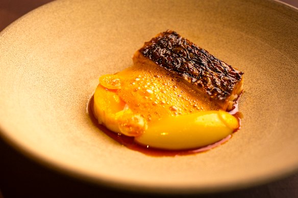 Truta coral com pele crocante, manga madura e lima sanguínea.