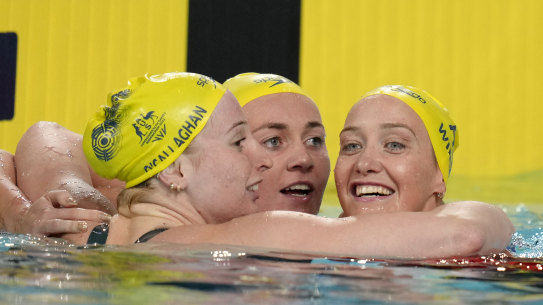 Ariarne Titmus celebrates with second placed Mollie O’Callaghan, left, and third placed Madison Wilson.
