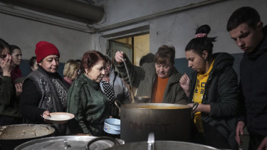 3月7日，烏克蘭馬里烏波爾，人們在臨時搭建的防空洞裡排隊領取熱食。 