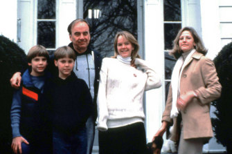 Rupert Murdoch ve ardından eşi Anna Murdoch, çocukları Lachlan, James ve Elisabeth ile 1989'da New York'ta.