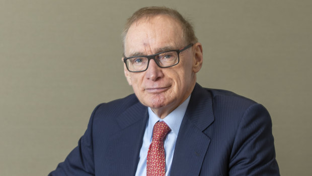 Former foreign affairs minister Bob Carr has written to about 70 international government contacts in Europe.