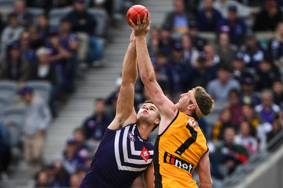 Sean Darcy and Ben McEvoy compete for the ball. 