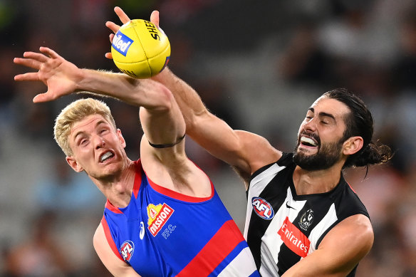 Tim English and Brodie Grundy battle for the ball.