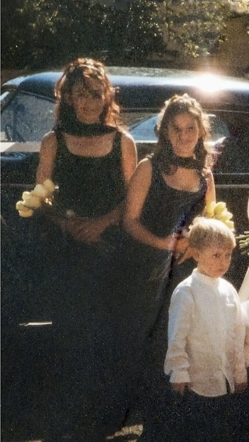 Katie O'Shea com sua filha Lily em um casamento.