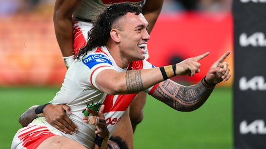 Jaydn Su’A scores for the Dragons against the Broncos.