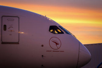 Qantas says it will be the first airline to reward customers for offsetting carbon emissions from their homes and cars.