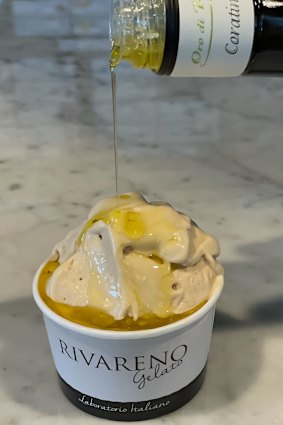 Sorvete acompanhado de azeite extra virgem em evento de colaboração entre Bottega 1900 e Rivareno gelato.