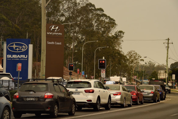 Tourists queue to leave Batemans Bay on the NSW South Coast on January 2, 2020. They have largely not returned to the evacuated areas.