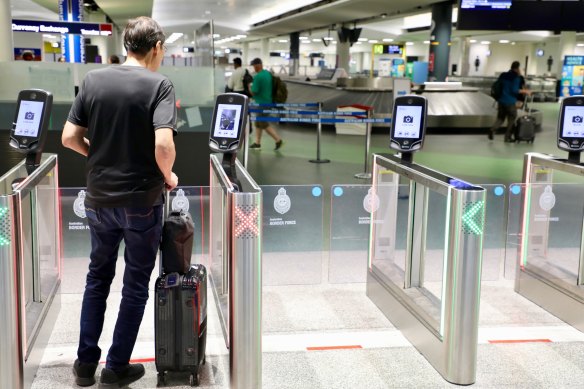 Border Force needs to sort out its SmartGate system at Sydney Airport.