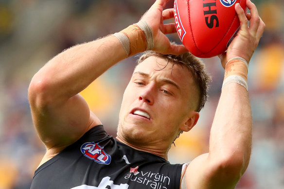 Patrick Cripps takes a mark in round eight. 
