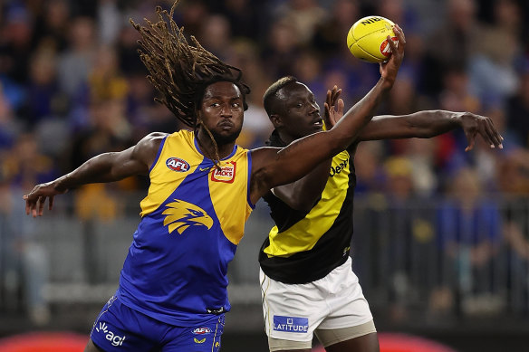 Nic Naitanui and Mabior Chold fight for position.