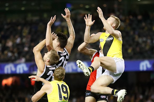 Jack Riewoldt flies for Richmond. 