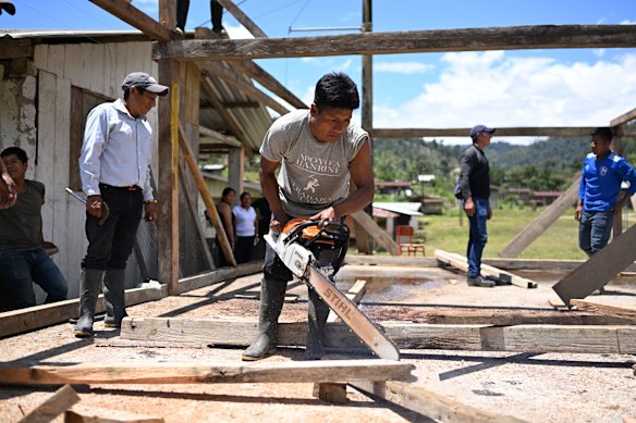 A member of the Awa Indigenous community wears a Hanrine T-shirt during a communal labour meet-up known as a “minga” in Palmira de Toctemí, a community in the Awa’s ancestral land in La Merced de Buenos Aires parish. 