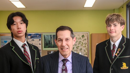 Daniel Wanglikitkoon, na foto com o diretor da Melbourne High School, Tony Mordini, é um estudante de biologia da VCE com melhor pontuação. Cursei a disciplina no 11º ano em 2025.