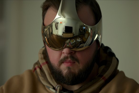 Jack Rooney (John Bradley) tries on a futuristic VR headset in 3 Body Problem.