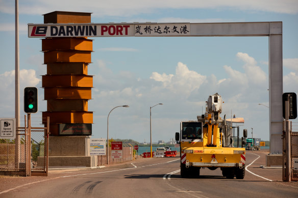 Çin hükümetinin Darwin limanındaki 99 yıllık kira sözleşmesinin gözden geçirilip geçirilmeyeceği tartışılıyor.