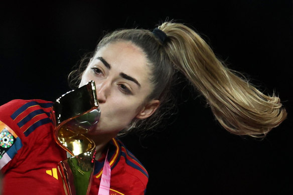 Olga Carmona celebrates with the trophy after winning the World Cup final.