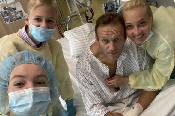 Alexei Navalny with wife Yulia and two children in a hospital in Berlin.