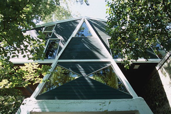 Mid-century architect Peter McIntyre’s Butterfly House was an experimental design featuring bold colours and an innovative engineering system. 