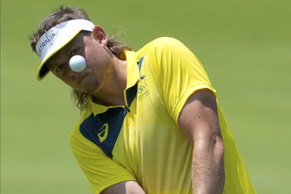 Cameron Smith’s famed mullet got him into trouble in sticky conditions on the final day of the men’s golf in Tokyo.