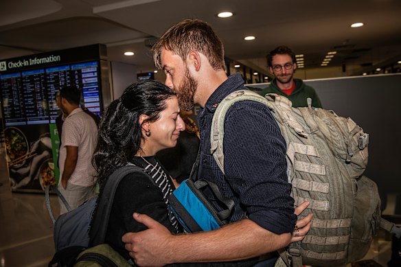 Zack Schofield, retratado aqui com seu parceiro antes de partir do Aeroporto de Sydney para a Itália, fez uma cirurgia ocular a laser para se preparar para a flotilha.