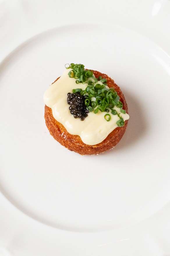 Roesti with creme fraiche, caviar and chives.