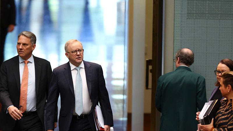 Albanese gives ministers extra staff despite crossbench demands he plays fair