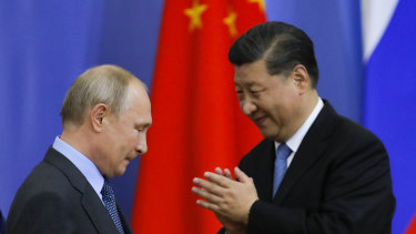 Председатель КНР Си Цзиньпин (справа) и президент России Владимир Путин.