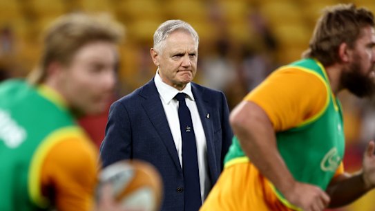 O técnico dos Wallabies, Joe Schmidt, observa o aquecimento dos Wallabies no Suncorp Stadium.