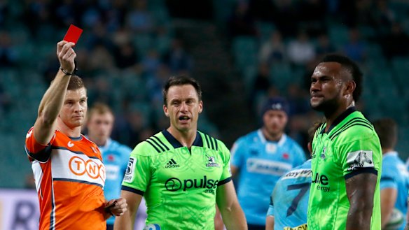Highlanders player Tevita Nabura was red-carded in the 18th minute of a clash against the Waratahs in 2018. Under new rules, his team would be able to put on a replacement after 20 minutes. 