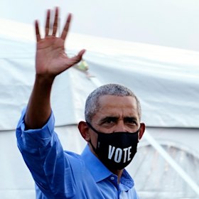Barack Obama wears a mask on arrival at the rally for Joe Biden.