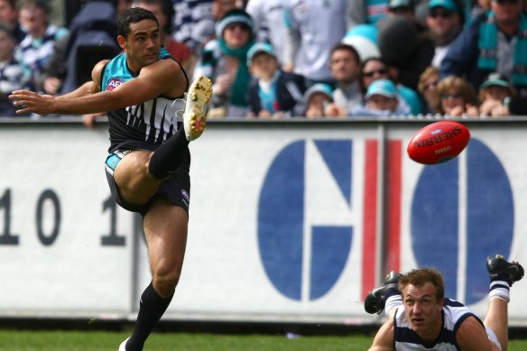 Shaun Burgoyne snaps for goal in the 2007 grand final.