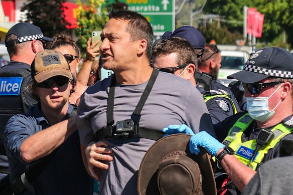 Freeman, fotografiado en una protesta en Myrtleford, se describió a sí mismo como un ciudadano soberano.