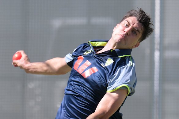 Pat Cummins juega a los bolos en las redes en Brisbane.