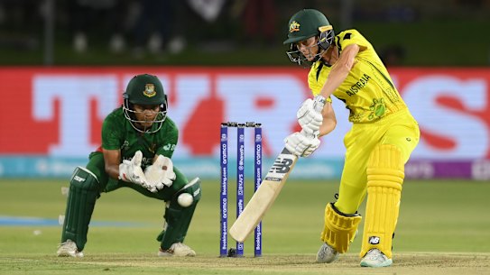 Meg Lanning taking on Bangladesh.