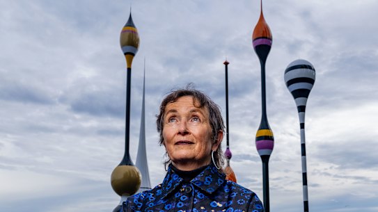 La artista Mikala Dwyer frente a su obra de arte titulada Monumentos a los peces en Waterman's Cove en Barangaroo, Sydney.