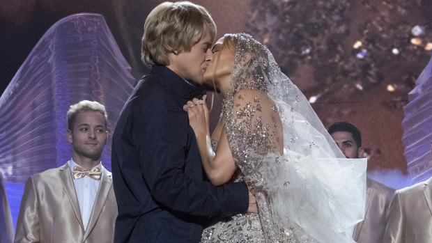 Charlie Briggs (Owen Wilson) and Kat Valdez (Jennifer Lopez) are married at first sight in Marry Me. 