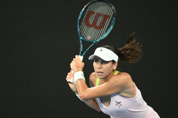 Ajla Tomljanovic wins opening set in tie-break.