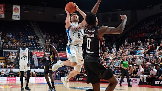 Matthew Dellavedova turned in a vintage performance for United against the Hawks.