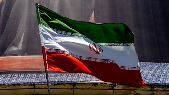     A Teheran sventola la bandiera iraniana.