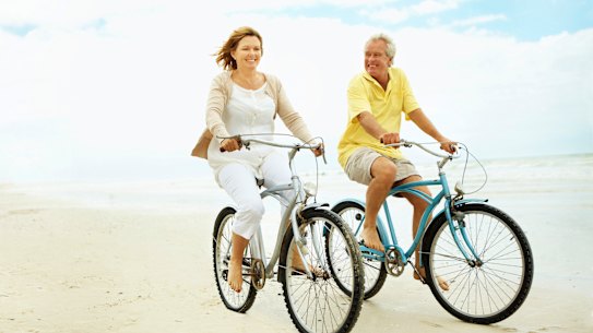 How can someone with the current median Australian super balance can make ends meet?