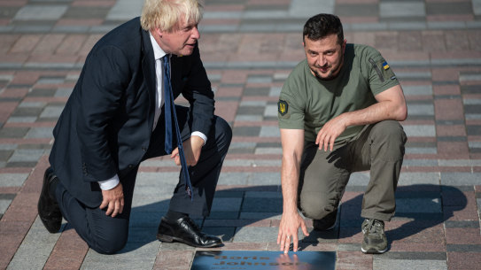 Volodymyr Zelensky presents a plaque dedicated to Boris Johnson in Ukraine.