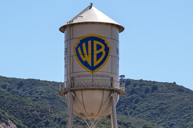 Warner Bros. su kulesi Warner Bros. Stüdyoları'nda görülüyor.