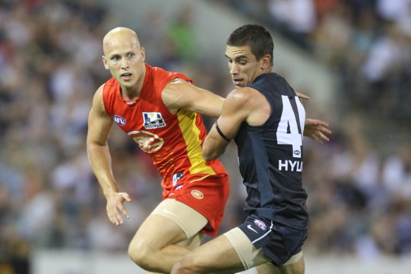 Gary Ablett and Andrew Carrazzo tussle for the ball.