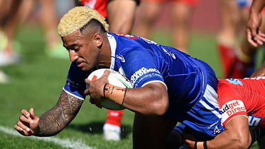 Bulldogs recruit Viliame Kikau crossed in the first half of his NRL return.