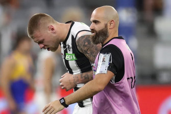 Jordan De Goey of the Magpies leaves the field under the blood rule on Friday night.