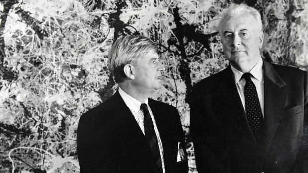 Director of the Australian National Gallery James Mollison (left) and former prime minister Gough Whitlam stand in front of Jackson Pollock's Blue Poles in 1986.
