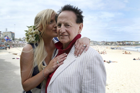 Geoffrey Edelsten with his then-fiancee Brynne Gordon at Bondi Beach in 2009.