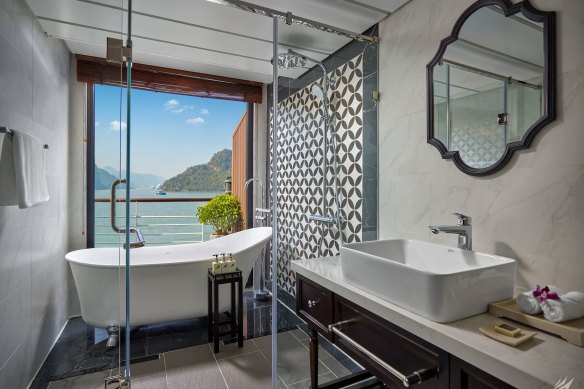 The staterooms include a separate bathroom with bath and rainshower.